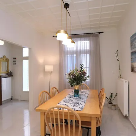 Chez Nellie סקופלוס טאון